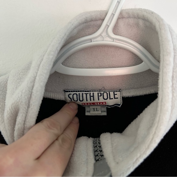 Vintage Y2K South Pole Men's Black and Blue fleece Sweater - Picture 3 of 9